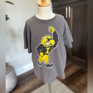 Gildan Kids Medium Charcoal Graphic Tee Hawkeyes University of Iowa Herky